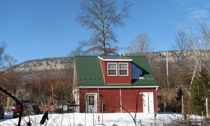 New Paltz Apartment | Private Getaway with Amazing Mountain Views! Great for couples, writers, friends