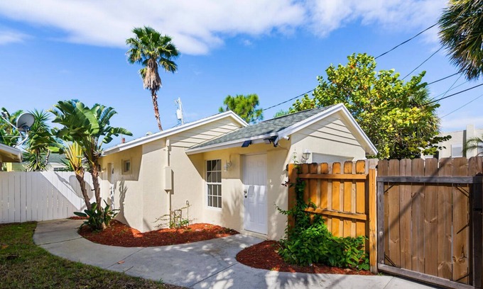 Old Northwood Historic District Villa | Private Guest house #4