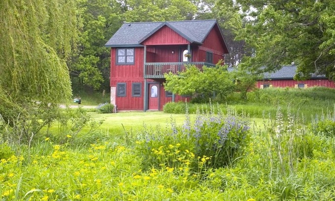Reedsburg House | Private guest house w/jacuzzi tub, gas fireplace close to several famous parks