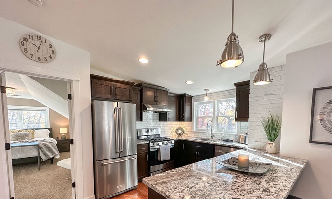 West Bloomington House | Private Guest Suite- Pool⭐Family & Dogs Friendly⭐City & Quiet Living