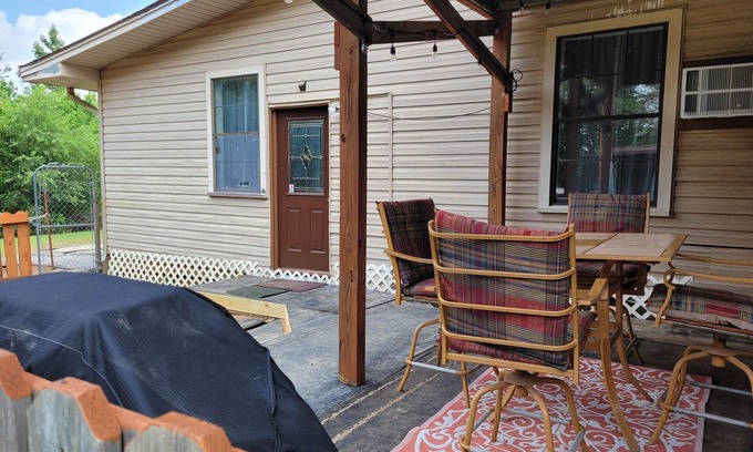 Gallant Apartment | Private Hide-a-way Farmhouse Apartment. Pet Friendly & Horses!