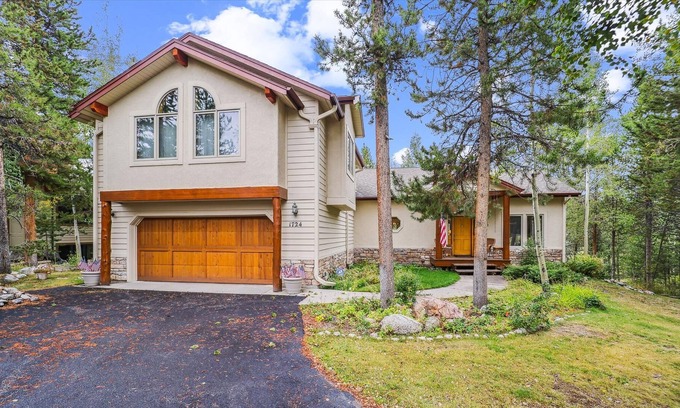 Three Peaks House | Private Home on the Golf Course with a Hot Tub and Sauna