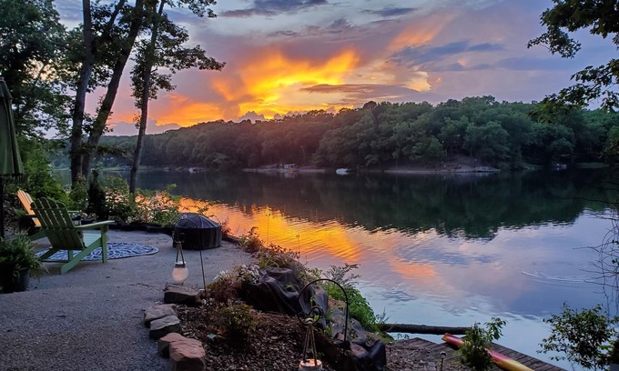 Bella Vista Apartment | Private Lake Avalon Basement Apartment – Dock, Fire Pit & Views