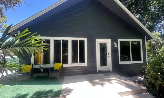 Jupiter Farms House | Private lakeside home on 5 acres. A serene retreat 15 mins from beach & shops.