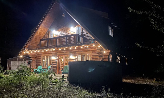 Maple Falls House | Private Log Cabin in the Woods - HOT TUB, BBQ, WIFI, GAZEBO, GAMING GARAGE