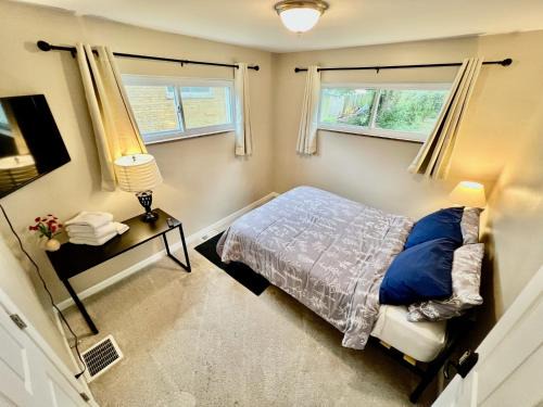 Covedale House | Private Qn Bdrm Suite 15 min to Downtown
