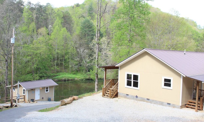 Cherokee House | PRIVATE RIVERFRONT 3 bed/2 bath house on the Oconaluftee River!
