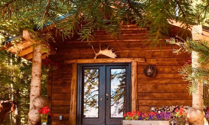 Alberta Cabin | Private Romantic Retreat in our Cozy Rustic Cabin