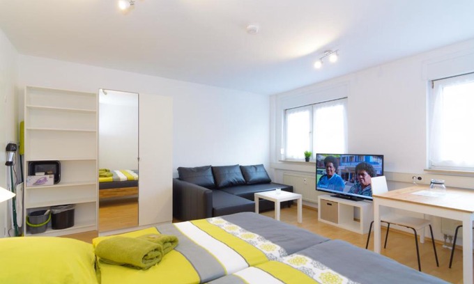 Weststadt House | Private rooms next to subway