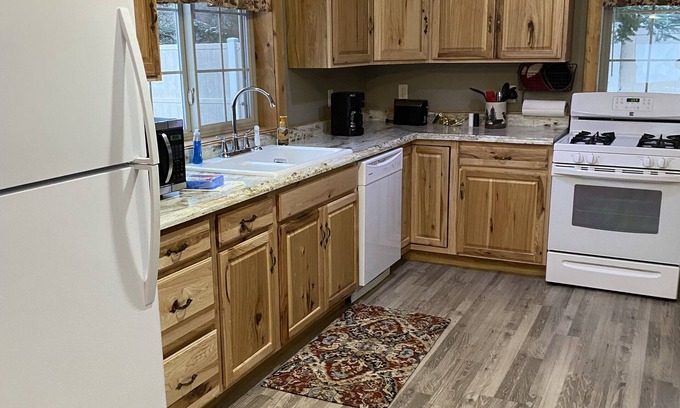 Phillips Cottage | private setting and right on the lake!