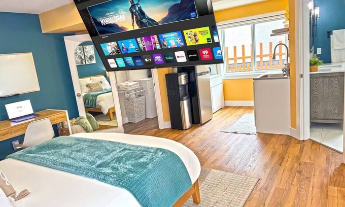 Williams Lake House | Private Studio/5 Min to DT/Self Check-In/75"TV