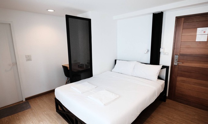 Lak Si Hotel | Private Double En-suite Room With a Private Bathroom Free Social Area