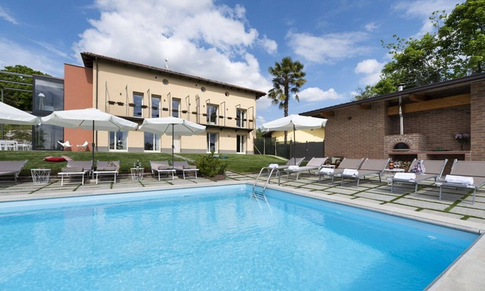 Monteu Roero Villa | Private Villa with A/C, WIFI, private pool, TV, patio, pets allowed, panoramic view, close to Alba