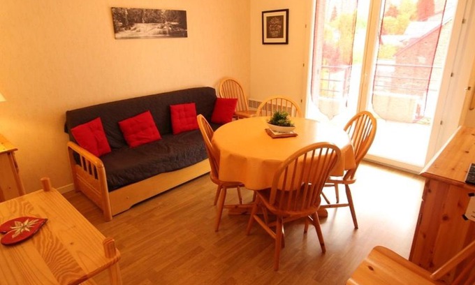 Bagneres-de-Luchon Apartment | Proche Thermes - T2 Cabine avec Balcon, Parking et Wifi - Animaux admis - FR-1-313-170