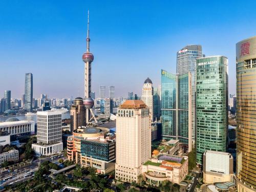 Downtown Shanghai Hotel | Pudong Shangri-La Shanghai - With a sweeping view of the Pearl Tower and the historic Bund skyline