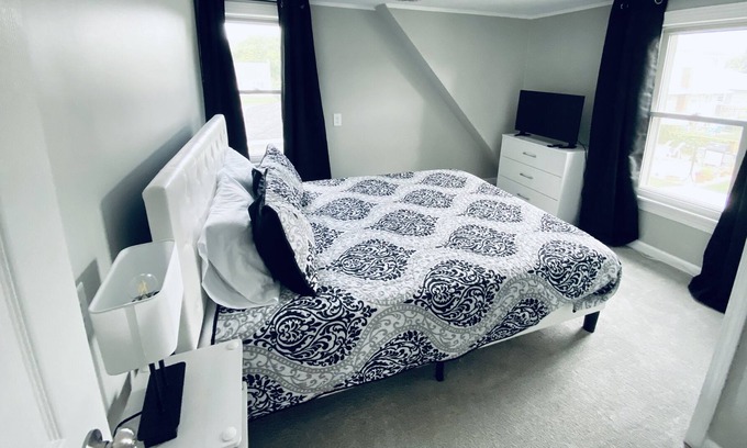 Wood Dale House | Pure Bliss-Right by the Airport