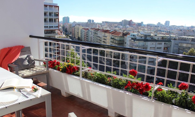 Avenida de Roma Apartment | QUAD AVENUE 2BR 2BA, 2 Balconies, Garage, A.C. (Cold or heat), with city view
