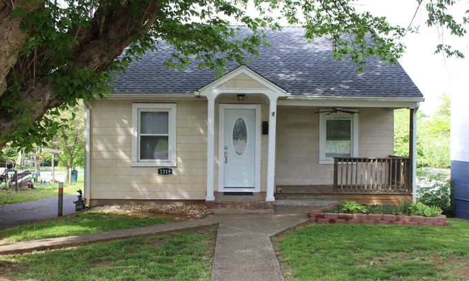 Woolen Mills House | Quaint and Cozy, 2 Bed, I Bath, Full Kitchen Cottage with Off Street Parking