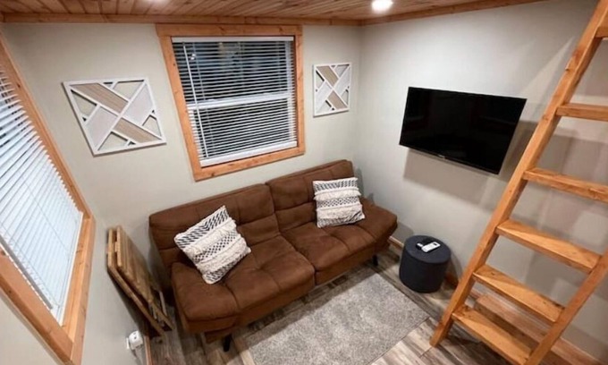 Hunt Club House | Quaint and Cozy Tiny Home - Getaway from the City