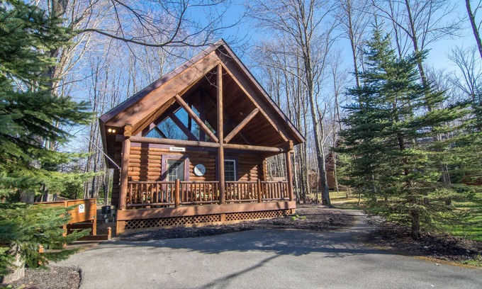 Thayerville Cabin | Quaint and So Cozy Deep Creek Lake Log Cabin in Sought After Yellowstone Village