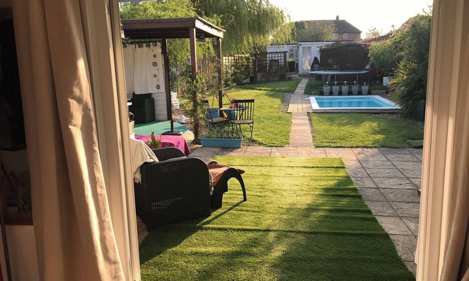 Maidenhead House | Quaint bungalow with Swimming Pool and lovely garden