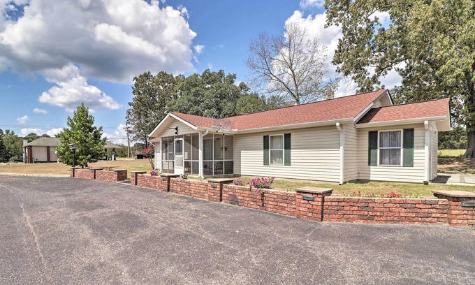 Greers Ferry House | Quaint Greers Ferry Home w/ Screened Porch!