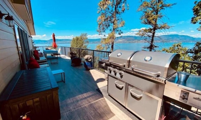 Southwest Mission House | Quaint Okanagan Lake lifestyle.