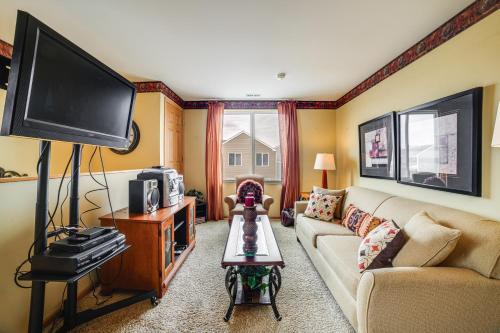 Park Forest Apartment | Quaint Park Forest Apartment - Near Golf Courses!