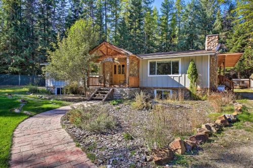 Priest River House | Quaint Priest Lake Cabin with Patio Less Than 1 Mi to Lake!