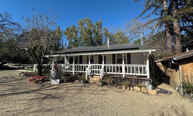 Oak Knoll Cottage | Quaint vineyard cottage on Dry Creek.
