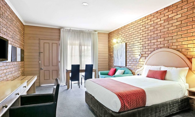 Golden Square Hotel | Quality Inn Colonial