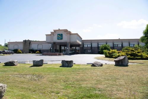 Somerset Hotel | Quality Inn & Conference Center