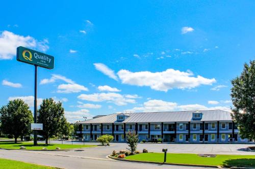 Scottsboro Hotel | Quality Inn Scottsboro US-72-Lake Guntersville Area