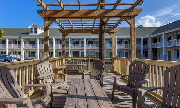 Pawleys Island Hotel | Quality Inn & Suites Pawleys Island