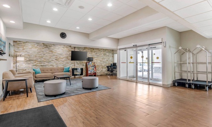 Union City Hotel | Quality Inn & Suites Union City - Atlanta South