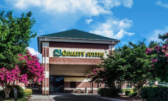 Northwest Hotel | Quality Suites Lake Wright - Norfolk Airport