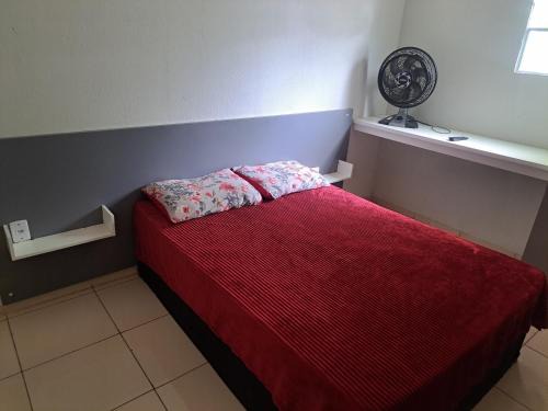 Parque Pampulha House | Quarto confortável com armário smart tv e ventilador