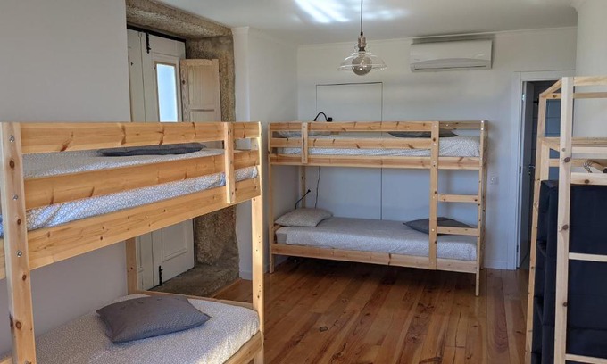 Castelo Novo House | Quarto privado com beliches e WC - 4 camas - Lagarto Pintado Casa n'Aldeia