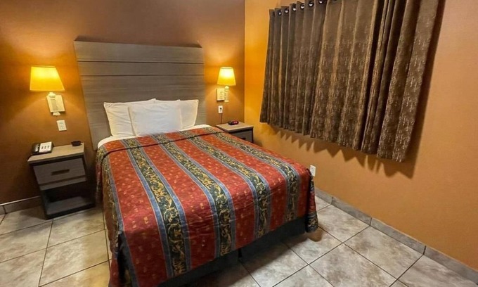 Victorville House | Queen Non Smoking at New Corral Motel