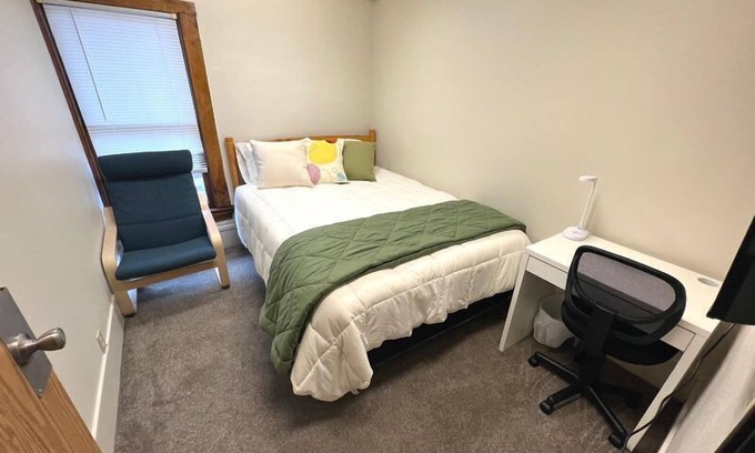 Eugene Apartment | Queen Room Summary: D