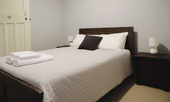 Capertee Hotel | Queen Room With Shared Bathroom