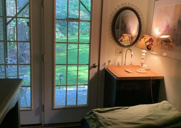 Boothbay Apartment | Queen studio, private entrance & free parking