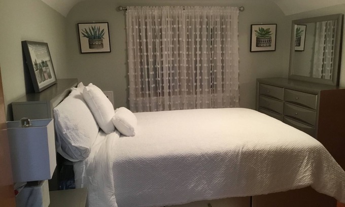 Ansonia House | Queenroom with shared bathroom, safe neighborhood .
