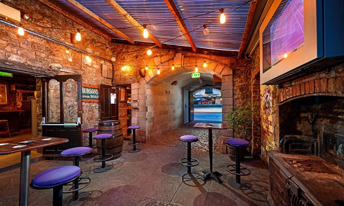 Ennis Hotel | Queens Hotel and Nightclub