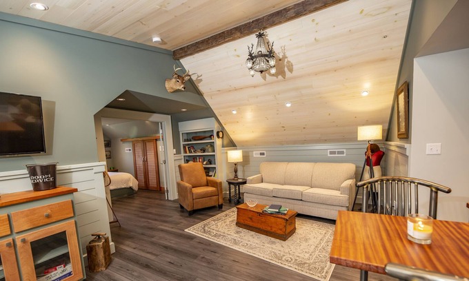 Celina House | Quiet and cozy channel-front guest suite on Grand Lake St. Marys