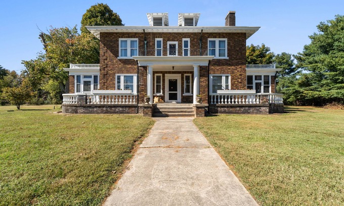 Woodford House | Quiet and Peaceful Century Old Farm House Stunning & Luxurious