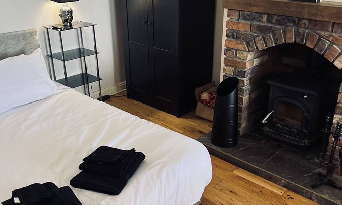 Ballincollig House | Quiet Cosy Room in Cork City Suburb - Pet Friendly - Blarney Castle nearby