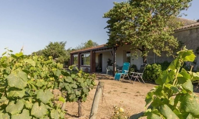 Le Landreau Cottage | Quiet cottage on vineyard, fireplace, wifi, baby equipment, near Nantes