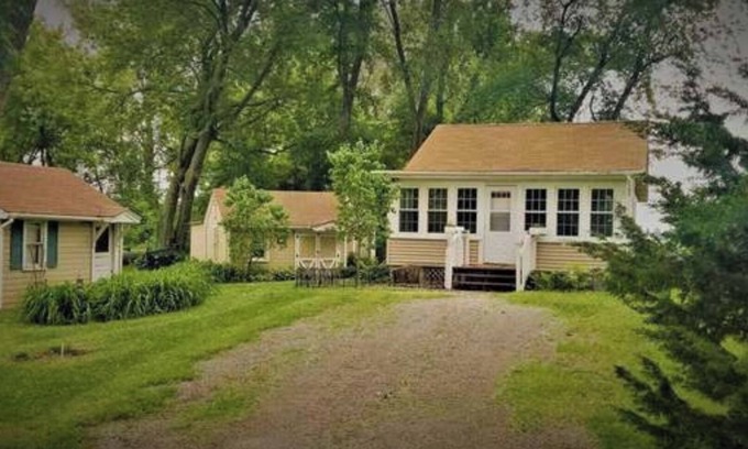 Fox Lake Condo | Quiet & Cozy Cabin Across from Fox Lake 🚤
