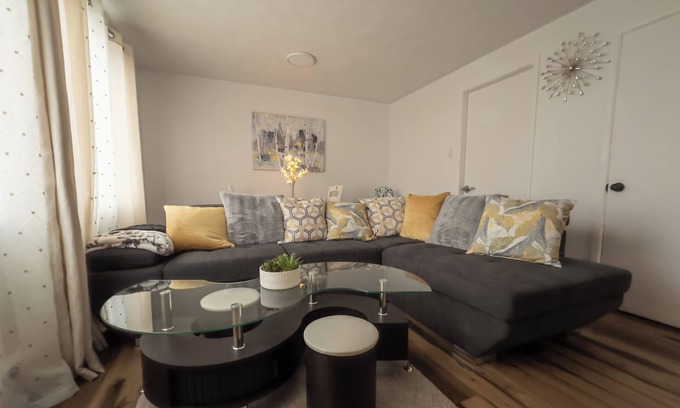 Saint John House | Quiet Cozy Family Home. 5 mins to shopping district & Cinema.